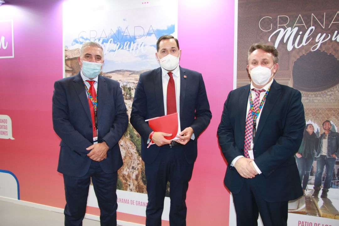 Enrique Medina, diputado de Turismo de Granada, y Francisco Maldonado, director del Patronato Provincial de Turismo, con Juan Carlos Molina (centro), responsable de la Dirección de Ventas en España de la compañía Iberia Enrique Medina, diputado de Turismo de Granada, y Francisco Maldonado, director del Patronato Provincial de Turismo, con Juan Carlos Molina (centro), responsable de la Dirección de Ventas en España de la compañía Iberia