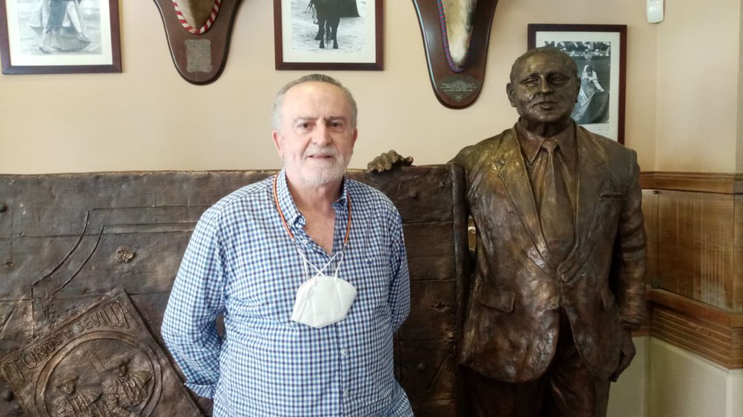 José Luis del Serranito posa junto al monumento al recordado Diodoro Canorea en su local de la calle Antonia Díaz José Luis del Serranito posa junto al monumento al recordado Diodoro Canorea en su local de la calle Antonia Díaz