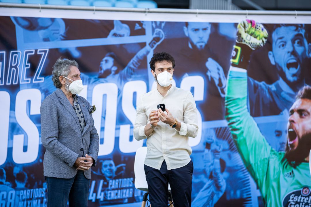El presidente del Celta, Carlos Mouriño le entrega la insignia de oro y brillantes del club. El presidente del Celta, Carlos Mouriño le entrega la insignia de oro y brillantes del club.