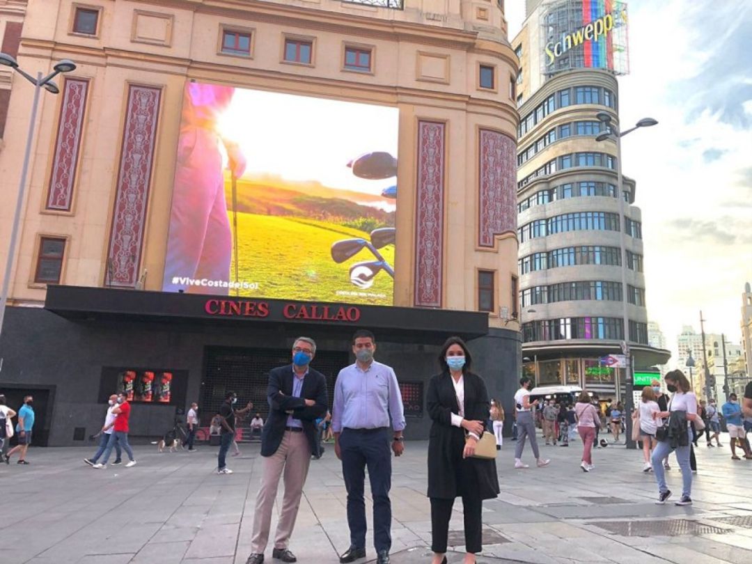 Los responsables de la Diputación de Málaga y de Turismo Costa del Sol en la madrileña plaza de Callao Los responsables de la Diputación de Málaga y de Turismo Costa del Sol en la madrileña plaza de Callao