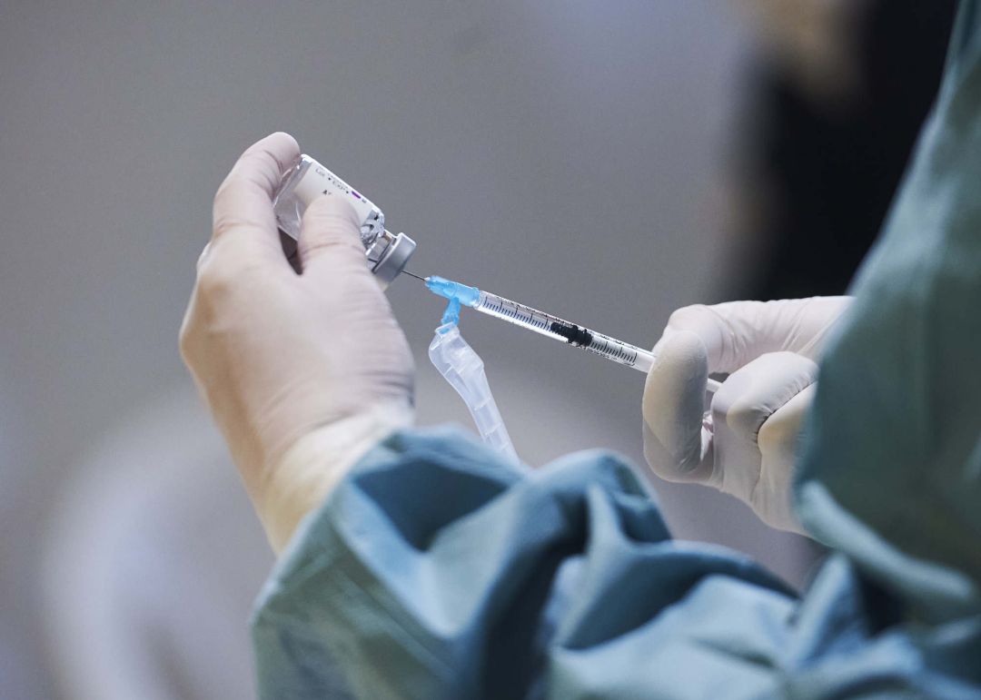 Un vial con la vacuna de AstraZeneca Un vial con la vacuna de AstraZeneca