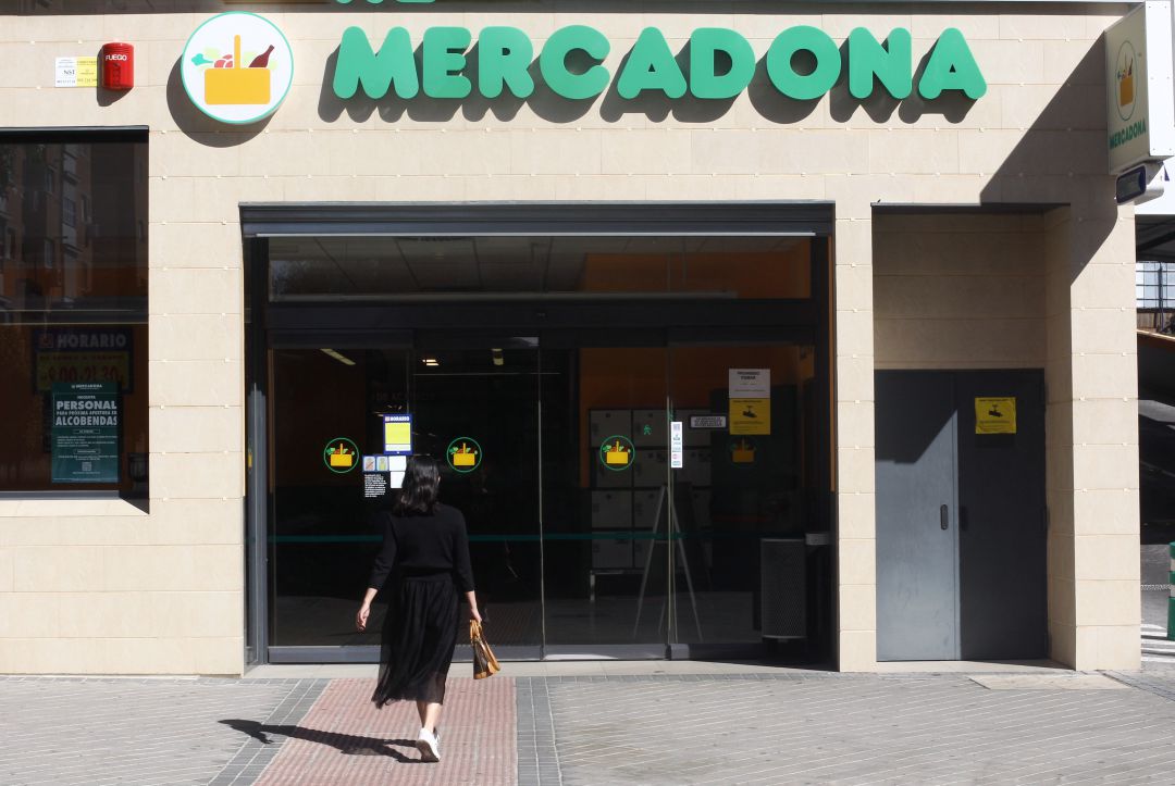 Una mujer entra en un Mercadona de Madrid Una mujer entra en un Mercadona de Madrid