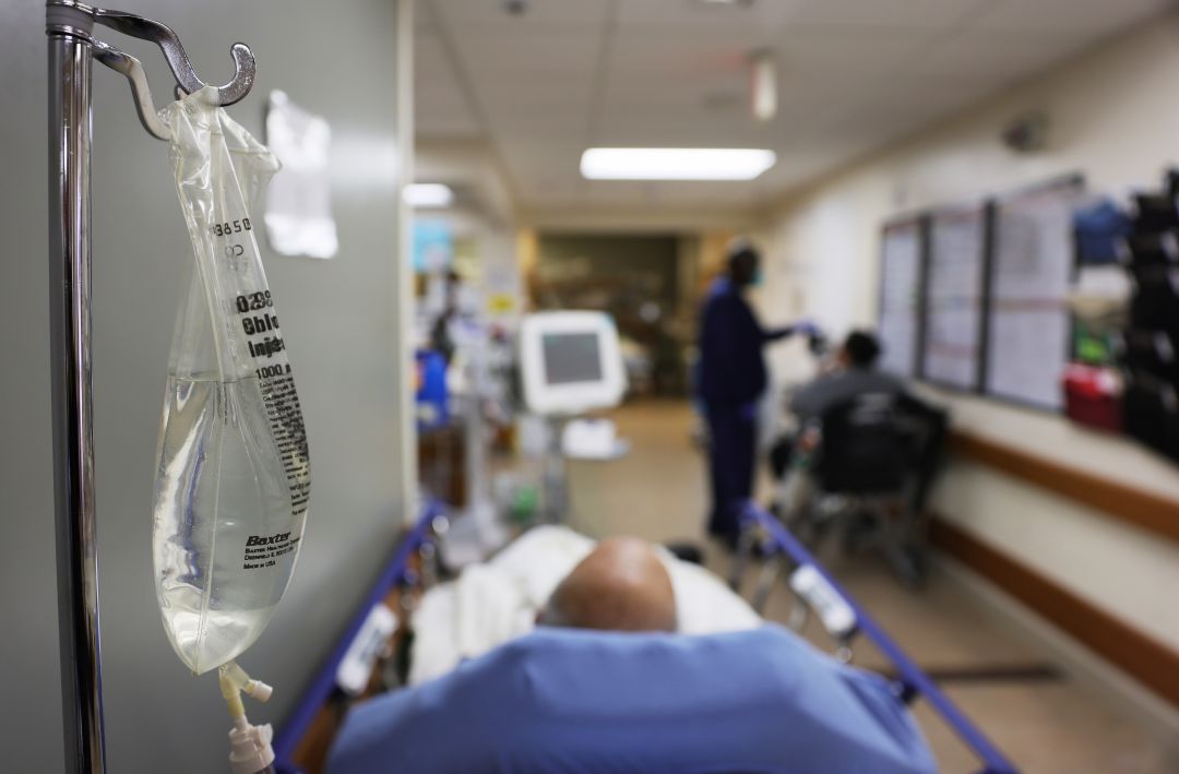 Pacientes esperan en el pasillo de las urgencias de un hospital colapsado en California a principios de 2021 Pacientes esperan en el pasillo de las urgencias de un hospital colapsado en California a principios de 2021