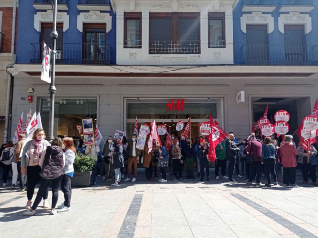 Imagen de las movilizaciones que se han llevado a cabo ante H&M Palencia Imagen de las movilizaciones que se han llevado a cabo ante H&M Palencia