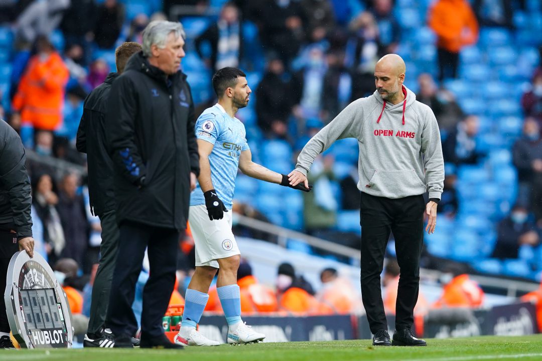 Sergio Agüero y Pep Guardiola, durante el partido contra el Everton. Sergio Agüero y Pep Guardiola, durante el partido contra el Everton.