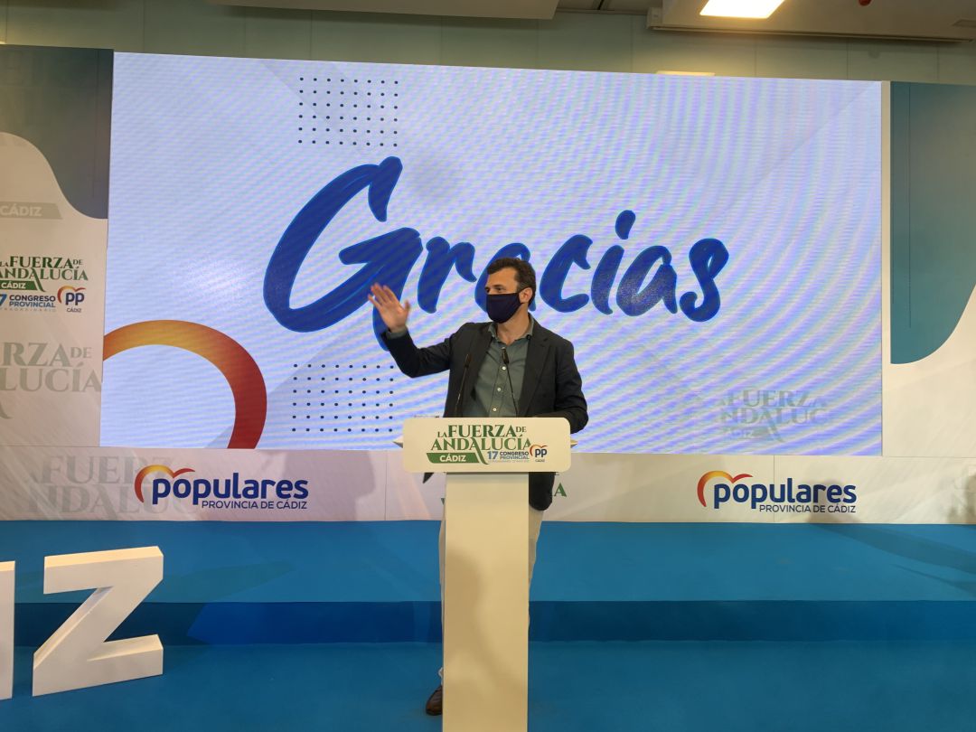 García saludando desde el atril a los militantes García saludando desde el atril a los militantes