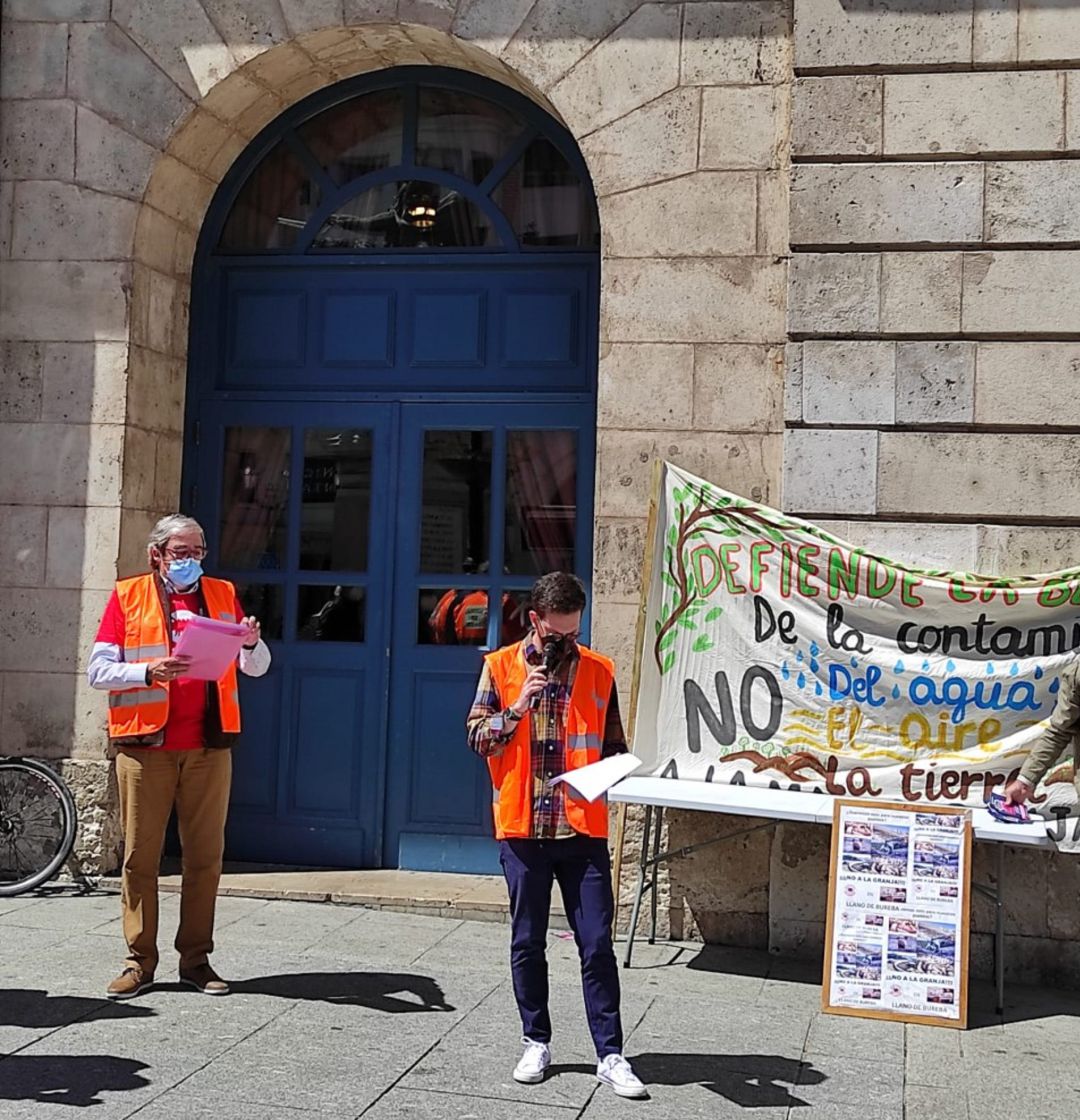 Lectura del manifiesto durante la concentración de este domingo Lectura del manifiesto durante la concentración de este domingo