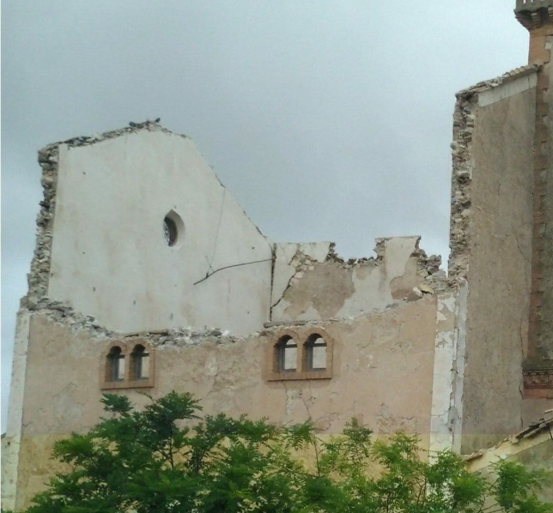 Cae la fachada de la fábrica de alcohol en La Colonia de Santa Eulalia en Sax. Imagen cedida por Alberto Ochoa en el blog El Museo Virtual de la Villa de Sax Cae la fachada de la fábrica de alcohol en La Colonia de Santa Eulalia en Sax. Imagen cedida por Alberto Ochoa en el blog El Museo Virtual de la Villa de Sax