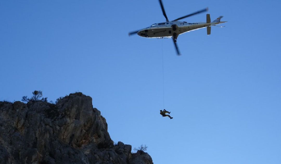 Simulacro de rescate por parte del GERA del Consorcio Provincial de Bomberos de Valencia y uno de los helicópteros de la Generalitat Simulacro de rescate por parte del GERA del Consorcio Provincial de Bomberos de Valencia y uno de los helicópteros de la Generalitat