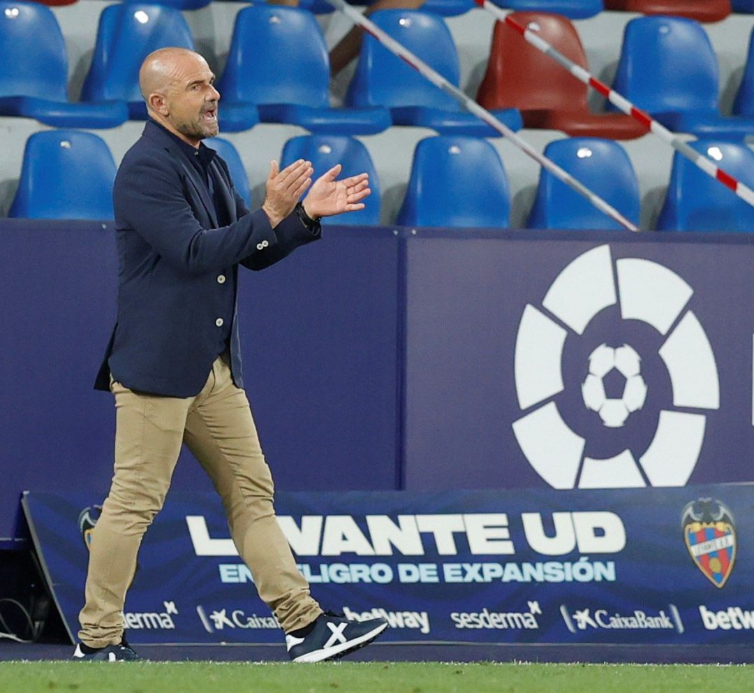 El técnico del Levante UD, Paco López, celebra el segundo gol de sus jugadores ante el Cádiz CF El técnico del Levante UD, Paco López, celebra el segundo gol de sus jugadores ante el Cádiz CF