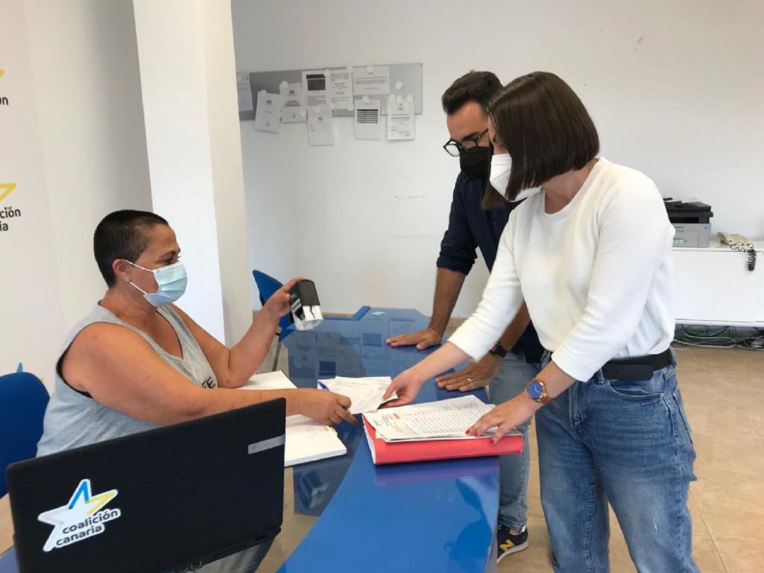 Migdalia Machín y Echedey Eugenio presentando los avales en la sede de Coalición Canaria en Lanzarote. Migdalia Machín y Echedey Eugenio presentando los avales en la sede de Coalición Canaria en Lanzarote.