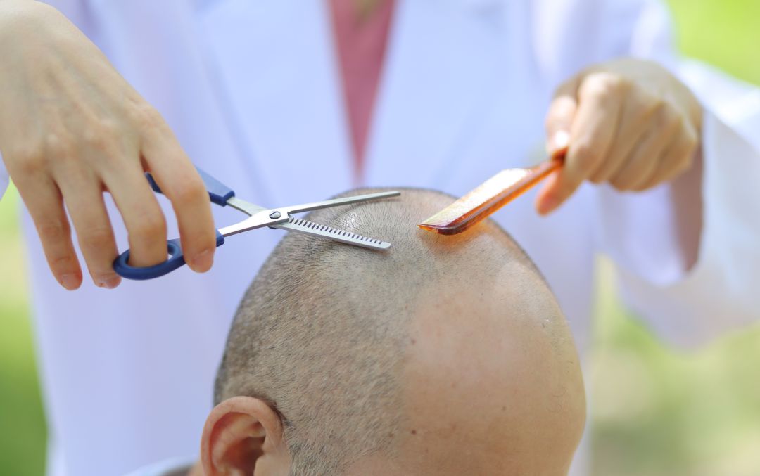 Un hombre cortándose el pelo. Un hombre cortándose el pelo.