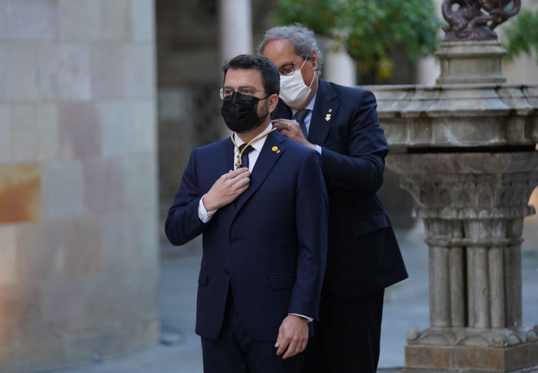El expresidente Quim Torra pone la medalla de presidente de la Generalitat a Pere Aragonès El expresidente Quim Torra pone la medalla de presidente de la Generalitat a Pere Aragonès