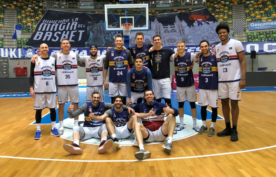 Los jugadores del Obradoiro posaron en la pista del Coliseo de Burgos tras el último partido Los jugadores del Obradoiro posaron en la pista del Coliseo de Burgos tras el último partido