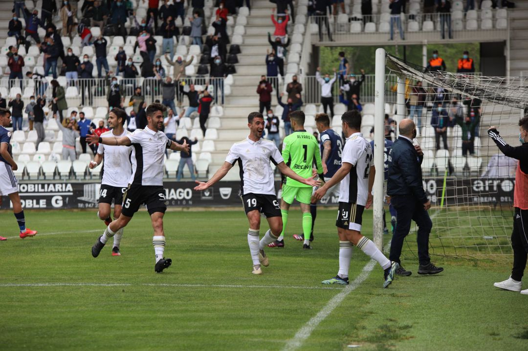 Claudio celebra uno de sus goles con el Burgos Claudio celebra uno de sus goles con el Burgos
