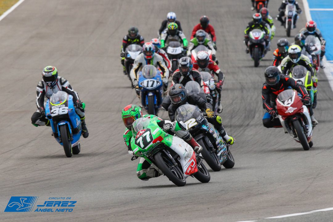 Fabio Greco, con el dorsal 77, liderando la carrera disputada en Jerez. Fabio Greco, con el dorsal 77, liderando la carrera disputada en Jerez.
