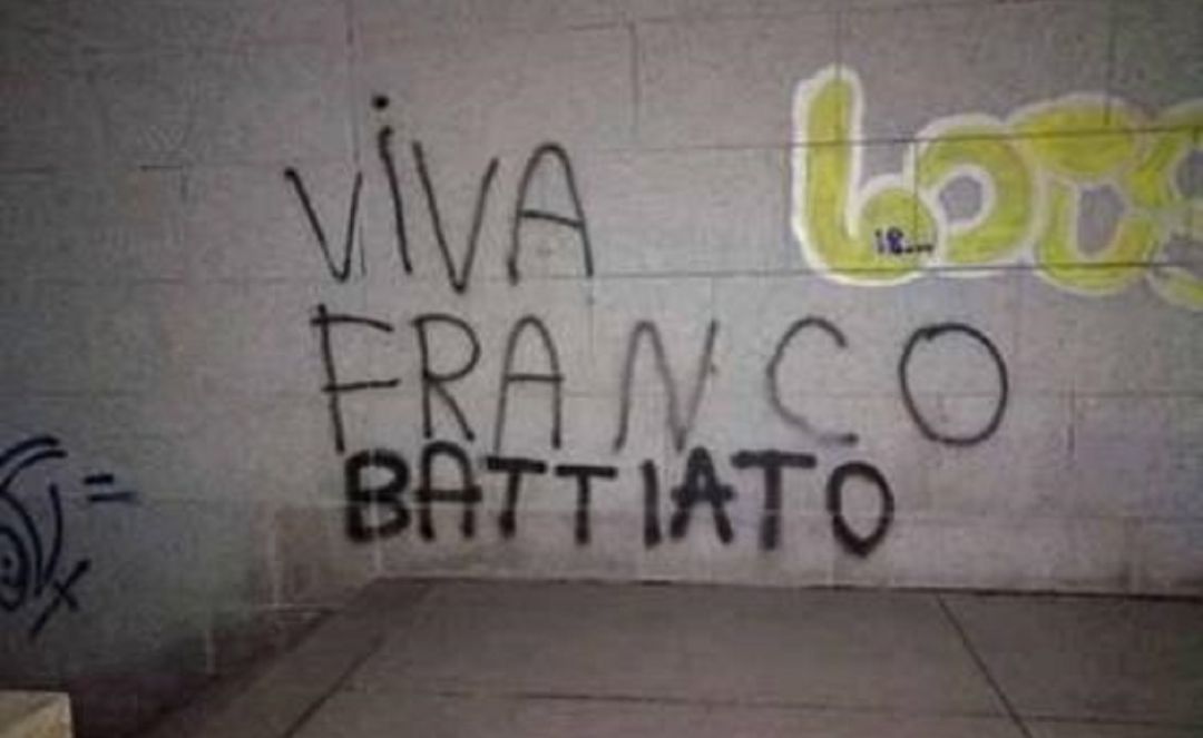 Las pintadas que trolean al franquismo en España han vuelto a ser noticia, y no solo en nuestro país, también en Italia, a raíz de la muerte del cantante siciliano Las pintadas que trolean al franquismo en España han vuelto a ser noticia, y no solo en nuestro país, también en Italia, a raíz de la muerte del cantante siciliano