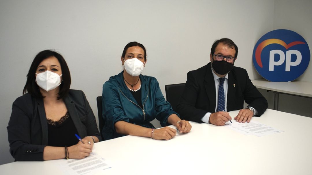 En presencia de la secretaria general del PPA, Loles López, la presidenta del PP de Sevilla, Virginia Pérez, y el alcalde de Carmona, Juan Ávila, llegan a un entendimiento para la representación en los distintos órganos del partido En presencia de la secretaria general del PPA, Loles López, la presidenta del PP de Sevilla, Virginia Pérez, y el alcalde de Carmona, Juan Ávila, llegan a un entendimiento para la representación en los distintos órganos del partido