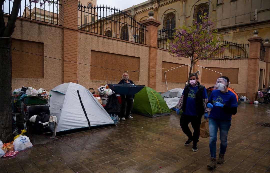 Personas sin techo se refugian en València (archivo) Personas sin techo se refugian en València (archivo)