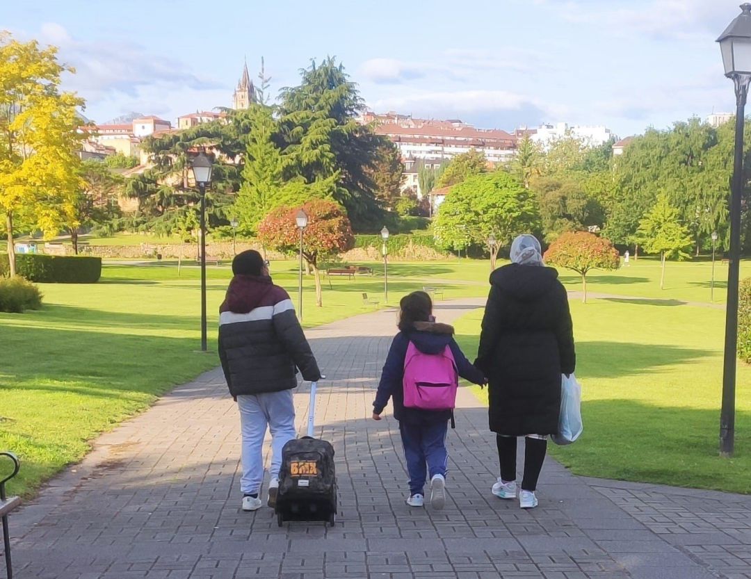 Niños que van al colegio en Oviedo con su madre. Niños que van al colegio en Oviedo con su madre.