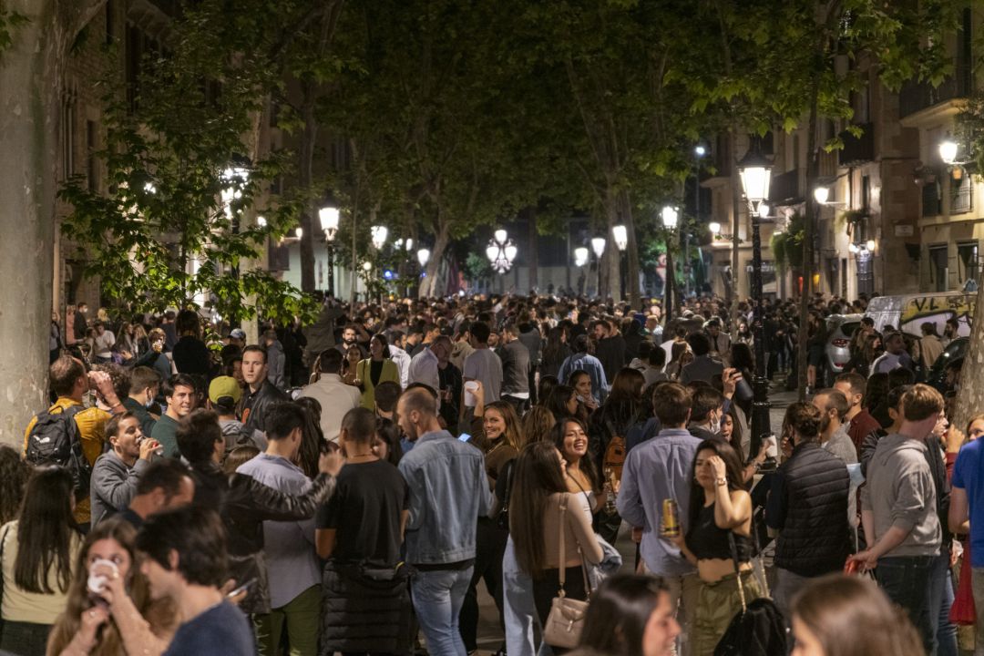 Varias personas en ambiente festivo, a 22 de mayo de 2021, en Barcelona, Catalunya (España) Varias personas en ambiente festivo, a 22 de mayo de 2021, en Barcelona, Catalunya (España)