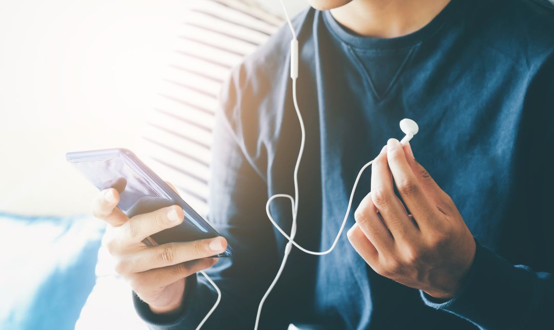 Una persona se pone los auriculares. Una persona se pone los auriculares.