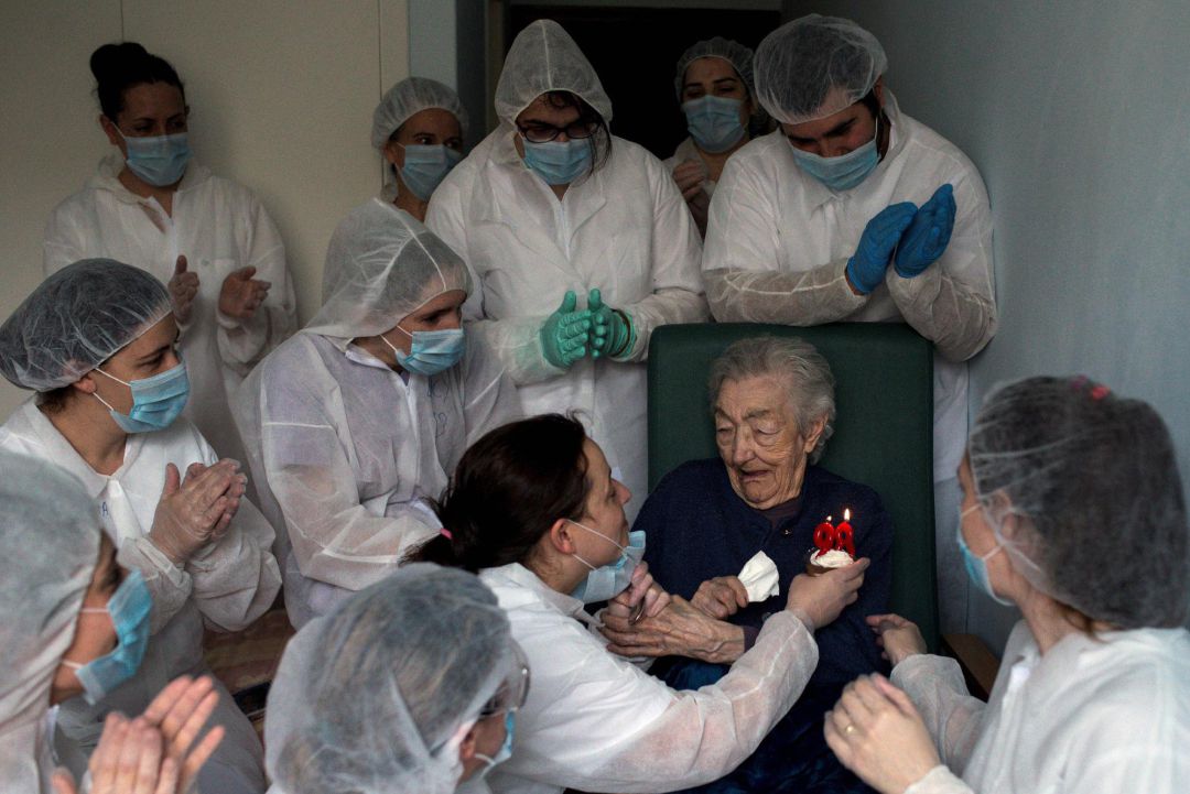 Fotografía de archivo de mayo de 2020 de las trabajadoras de la residencia San Carlos de Celanova (Ourense) que celebran el cumpleaños de Elena Pérez, de 98 años, durante el estado de alarma Fotografía de archivo de mayo de 2020 de las trabajadoras de la residencia San Carlos de Celanova (Ourense) que celebran el cumpleaños de Elena Pérez, de 98 años, durante el estado de alarma