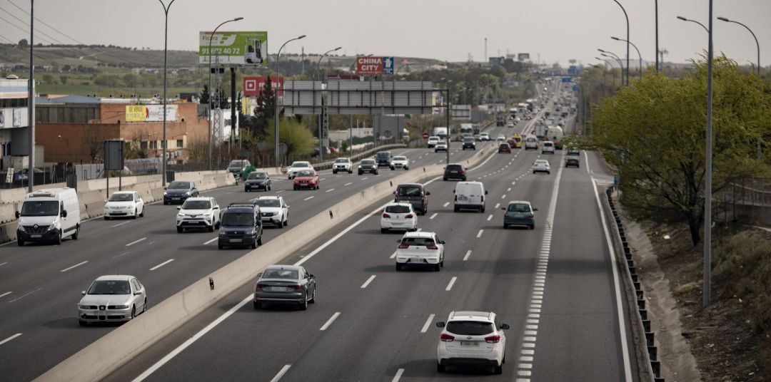 Archivo - Tráfico de coches en una autovía. Archivo - Tráfico de coches en una autovía.