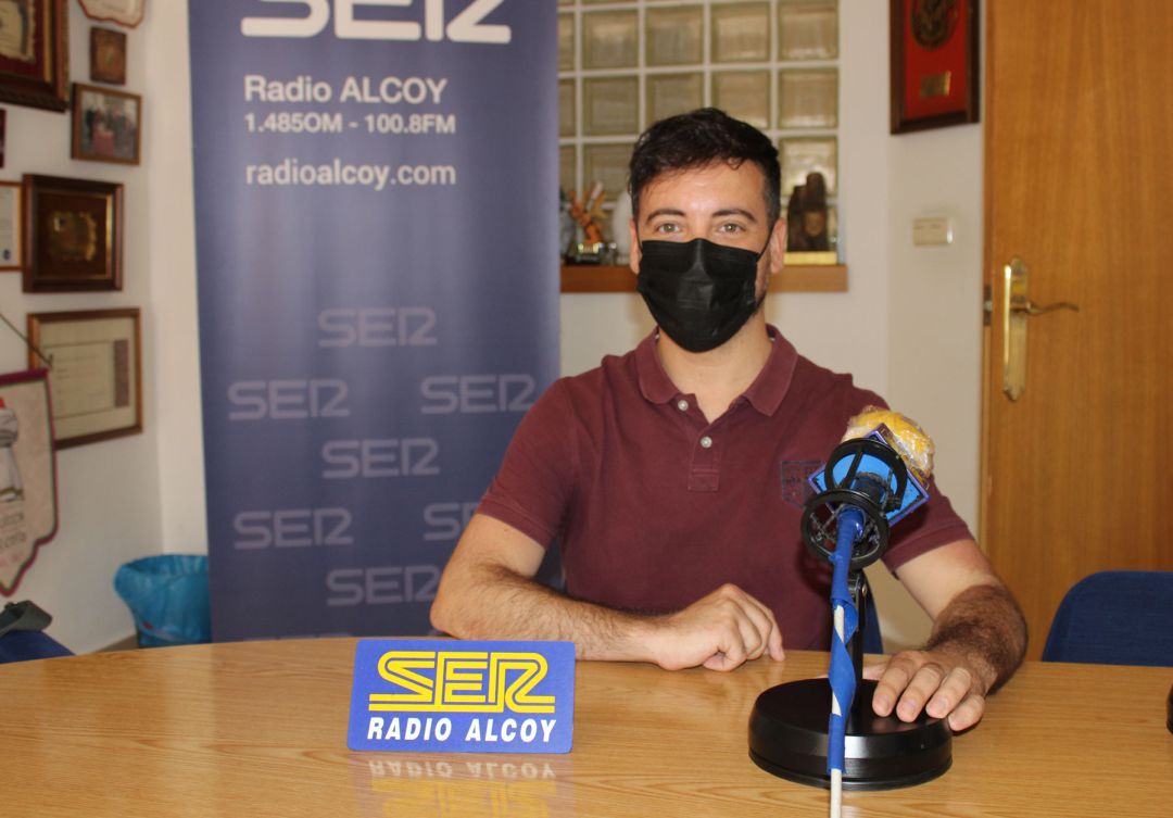 Ramón Álvarez, gerente de MetaEduca Alcoy, en el estudio central de Radio Alcoy Ramón Álvarez, gerente de MetaEduca Alcoy, en el estudio central de Radio Alcoy
