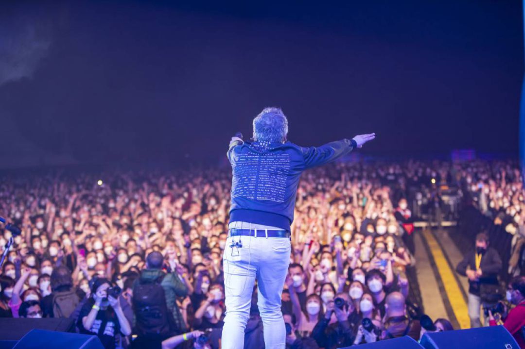 El cantante de Love of Lesbian se dirige al público durante un concierto piloto realizado en Barcelona durante la pandemia de COVID-19 en marzo de 2021. El cantante de Love of Lesbian se dirige al público durante un concierto piloto realizado en Barcelona durante la pandemia de COVID-19 en marzo de 2021.