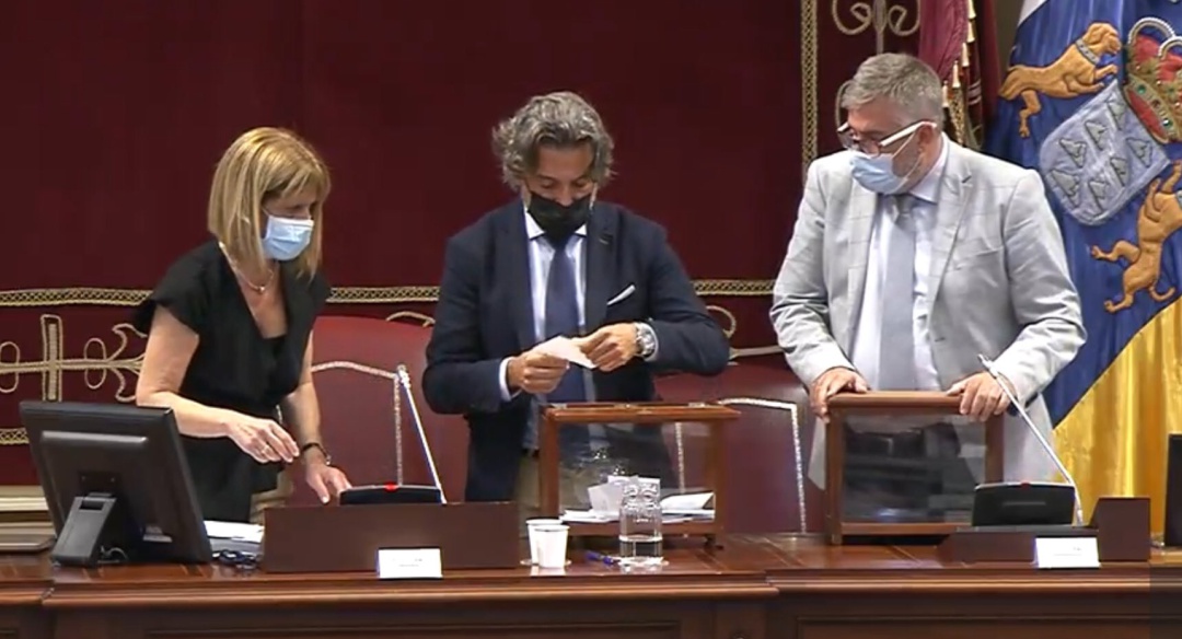 Un momento de la votación de la Junta de Control a la Radio Televisión Canaria en el Parlamento autonómico Un momento de la votación de la Junta de Control a la Radio Televisión Canaria en el Parlamento autonómico