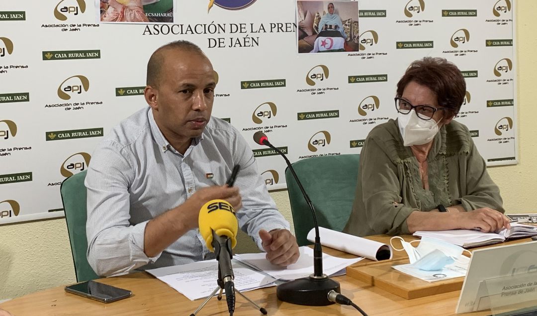 Luali Mohamed, representante del Colectivo Saharaui de Jaén, e Isabel Vidia Gómez,Teniente de alcalde de Huelma. Luali Mohamed, representante del Colectivo Saharaui de Jaén, e Isabel Vidia Gómez,Teniente de alcalde de Huelma.