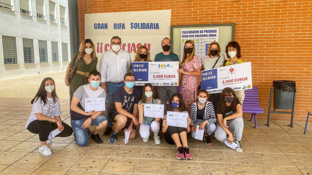 Foto de familia, con representantes de asociaciones, alumnos, alumnas y profesores que han participado en la iniciativa Foto de familia, con representantes de asociaciones, alumnos, alumnas y profesores que han participado en la iniciativa