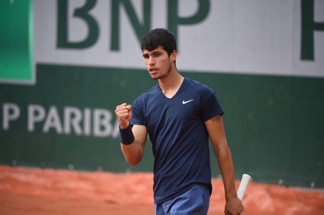 Carlos Alcaraz celebra el pase a la segunda ronda de la previa de Roland Garros Carlos Alcaraz celebra el pase a la segunda ronda de la previa de Roland Garros