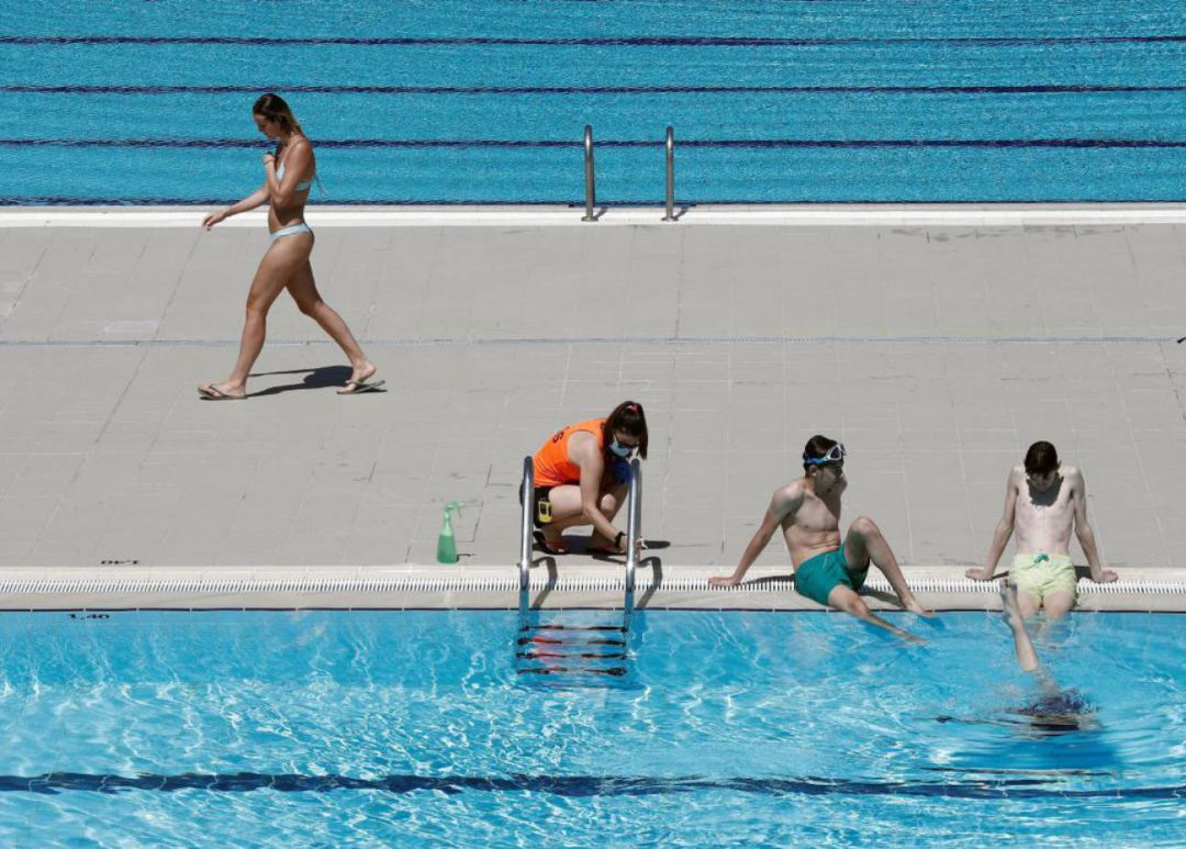 Los bañistas se refrescan en verano Los bañistas se refrescan en verano