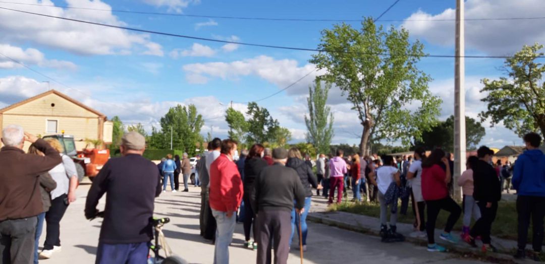 Los vecinos de Arroyo de Cuéllar se concentran contra la okupación de viviendas particulares Los vecinos de Arroyo de Cuéllar se concentran contra la okupación de viviendas particulares