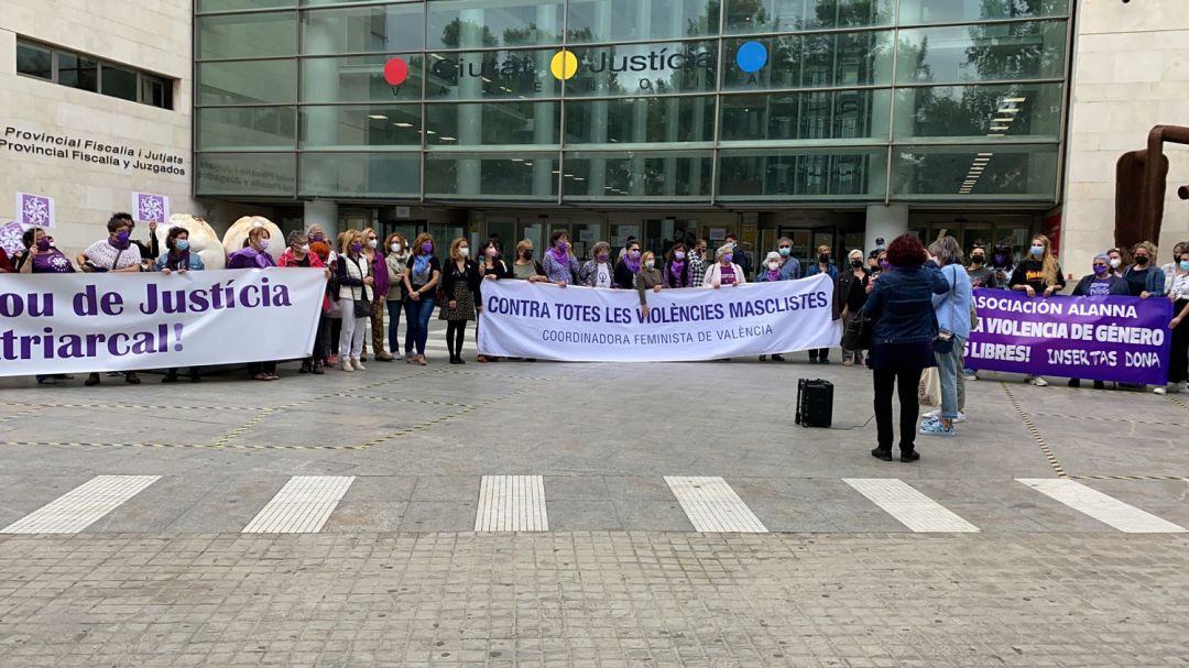 Concentración convocada por la Coordinadora Feminista de Valencia para protestar por los recientes asesinatos machistas de mujeres Concentración convocada por la Coordinadora Feminista de Valencia para protestar por los recientes asesinatos machistas de mujeres