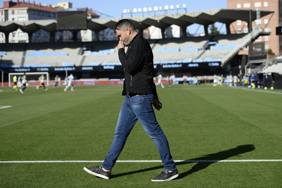 Eduardo Coudet abandona el césped de Balaídos tras su expulsión durante el partido ante el Betis Eduardo Coudet abandona el césped de Balaídos tras su expulsión durante el partido ante el Betis