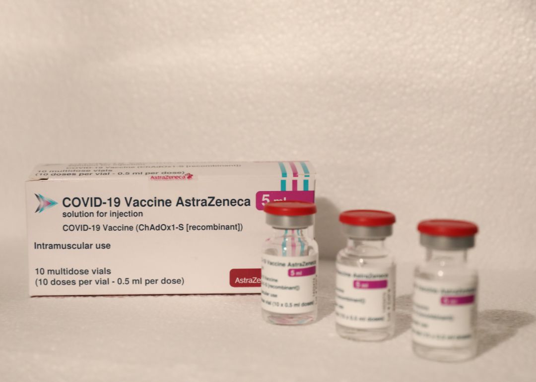 Varios viales de la vacuna de AstraZeneca contra la COVID-19. Varios viales de la vacuna de AstraZeneca contra la COVID-19.
