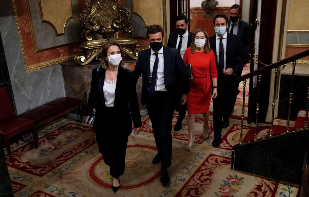 El líder popular, Pablo Casado (2i), llega al hemiciclo acompañado por su portavoz parlamentaria, Cuca Gamarra (i), y sus diputados Ana Pastor, Guillermo Mariscal (3i) y Teodoro García Egea (2d) para asistir a una nueva sesión de control al Gobierno este miércoles en el Congreso de los Diputados. El líder popular, Pablo Casado (2i), llega al hemiciclo acompañado por su portavoz parlamentaria, Cuca Gamarra (i), y sus diputados Ana Pastor, Guillermo Mariscal (3i) y Teodoro García Egea (2d) para asistir a una nueva sesión de control al Gobierno este miércoles en el Congreso de los Diputados.