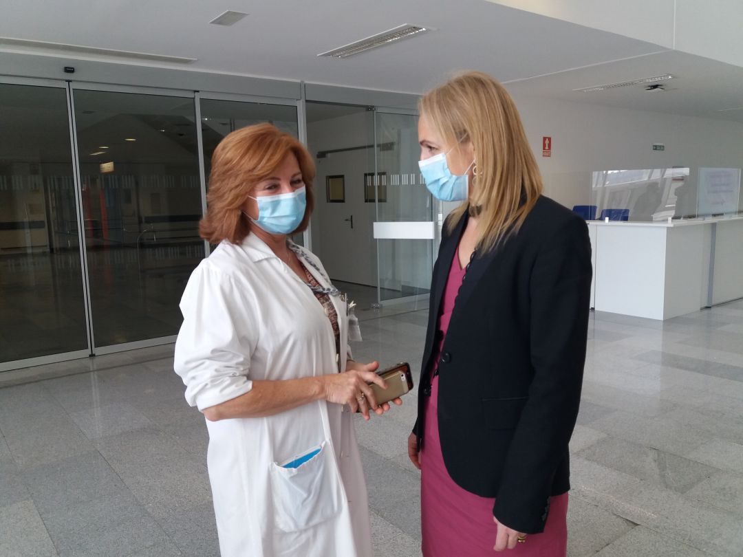 La Directora de la Organización Nacional de Trasplantes, Beatriz Domínguez-Gil, conversa con la enfermera de coordinación de la Unidad de Trasplantes del HUCA, Pilar Alonso La Directora de la Organización Nacional de Trasplantes, Beatriz Domínguez-Gil, conversa con la enfermera de coordinación de la Unidad de Trasplantes del HUCA, Pilar Alonso