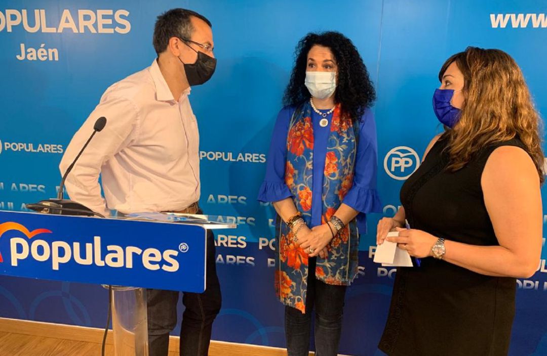 La moción ha sido presentada por Manuel Bonilla y Isabel Azañón del PP, junto a la presidenta del Comité de Empresa de la UPM, Vanesa Martínez (a la derecha) La moción ha sido presentada por Manuel Bonilla y Isabel Azañón del PP, junto a la presidenta del Comité de Empresa de la UPM, Vanesa Martínez (a la derecha)