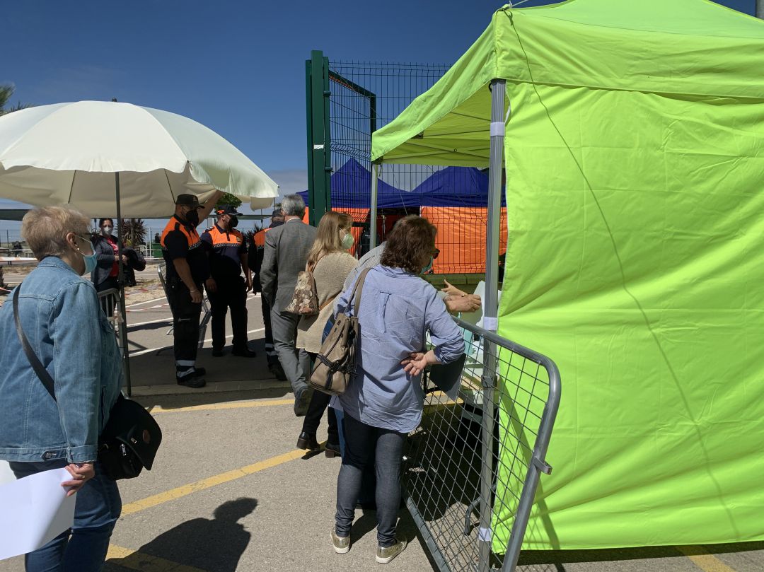 Personadas citadas a vacunación accediendo al recinto habilitado en Úbeda Personadas citadas a vacunación accediendo al recinto habilitado en Úbeda
