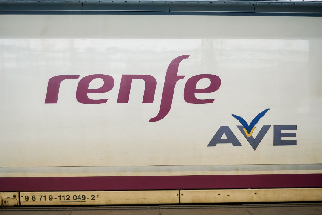 Vagón de un tren AVE de Renfe en las vías de la Estación de Atocha Vagón de un tren AVE de Renfe en las vías de la Estación de Atocha