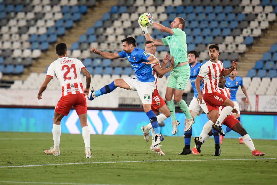 El Almería llegará a El Molinón con la clasificación en el bolsillo. El Almería llegará a El Molinón con la clasificación en el bolsillo.