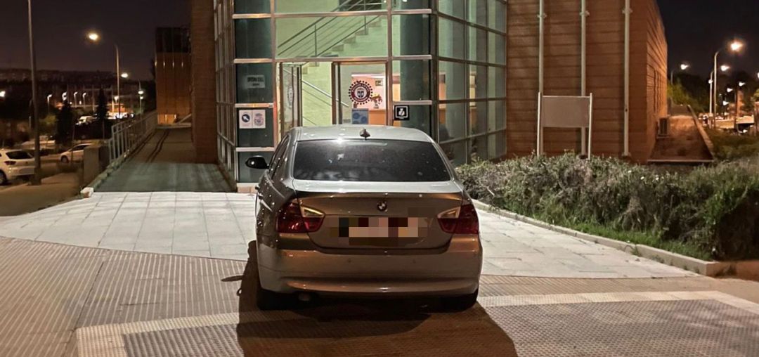 El conductor dejó el coche irregularmente frente a la sede policial El conductor dejó el coche irregularmente frente a la sede policial