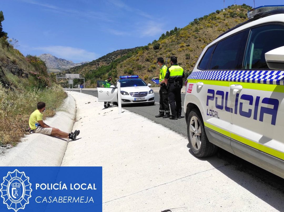 Los agentes junto al detenido en plena autovía Los agentes junto al detenido en plena autovía