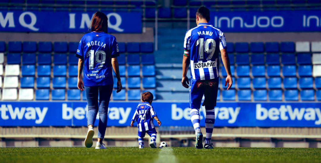 Manu García con su familia en Mendizorroza. Manu García con su familia en Mendizorroza.