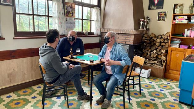 Paco y Joaquín contando su historia en el bar de las escuelas de Ovín donde se juntan a menudo a jugar a las cartas Paco y Joaquín contando su historia en el bar de las escuelas de Ovín donde se juntan a menudo a jugar a las cartas