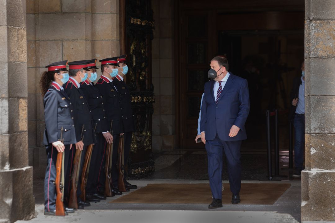 El líder de ERC, Oriol Junqueras, sale del Parlament tras la investidura del candidato de su partido como nuevo presidente de la Generalitat El líder de ERC, Oriol Junqueras, sale del Parlament tras la investidura del candidato de su partido como nuevo presidente de la Generalitat